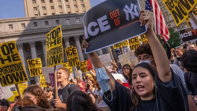 ICE usa la fuerza contra los inmigrantes